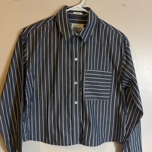 Abercrombie&Fitch Blue/White striped oversized button up shirt 
Non smoke house